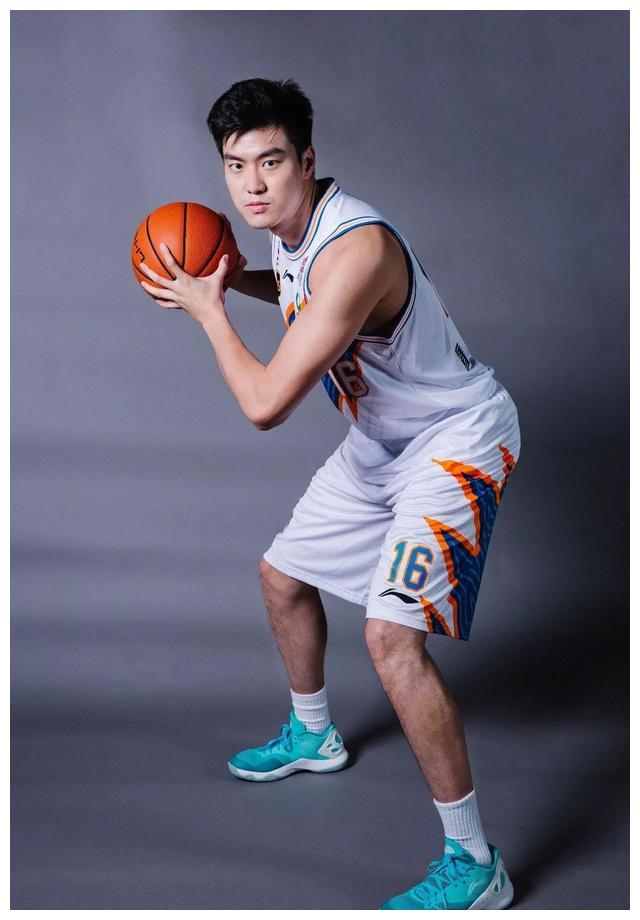 深度对比:陶汉林vs董瀚麟,你认为谁是更出色的内线蓝领?