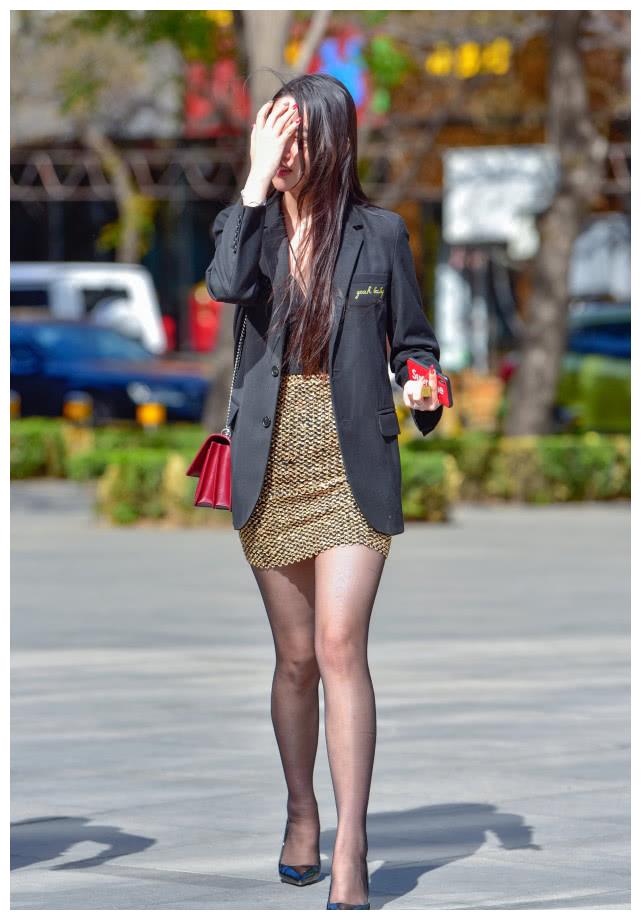街拍:时尚辣妈的"豹子短裙"太出众,塑造完美女人味,好看!
