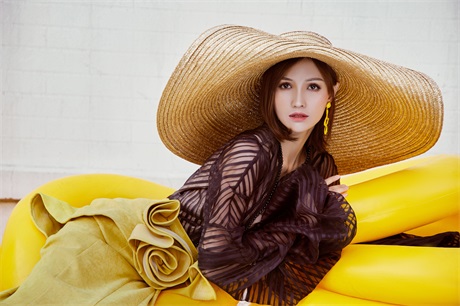 明莉超大帽檐风情十足 百搭风格笑容暖心