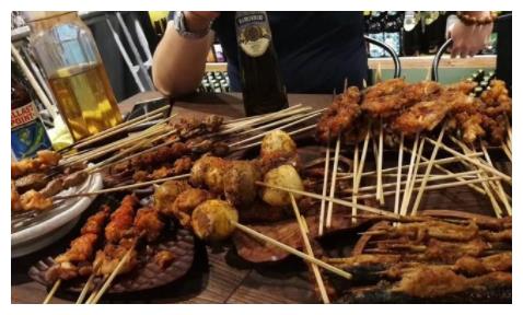 烧烤摊搞活动:吃烧烤免费喝啤酒,本以为占便宜,原来"猫腻"多