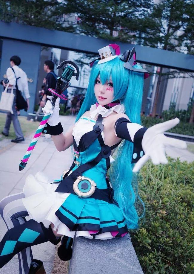 漫展COS美图：初音未来——长腿魔法少女，这生图是魔鬼吧！|初音未来|魔法少女|美图_新浪新闻