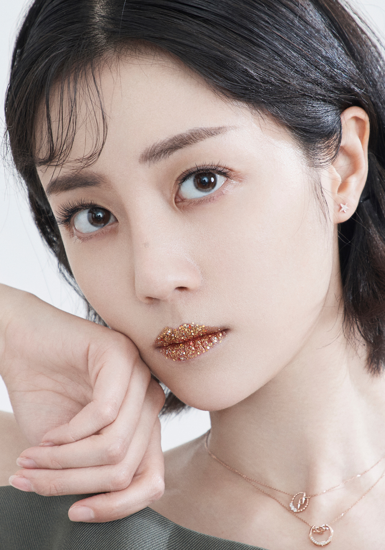 女艺人李溪芮时尚彩妆性感写真