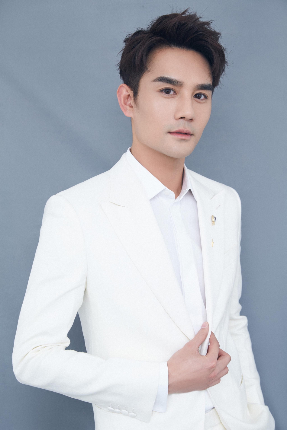 王凯东方跨年深情献唱大江大河,纯白套装绅士风十足