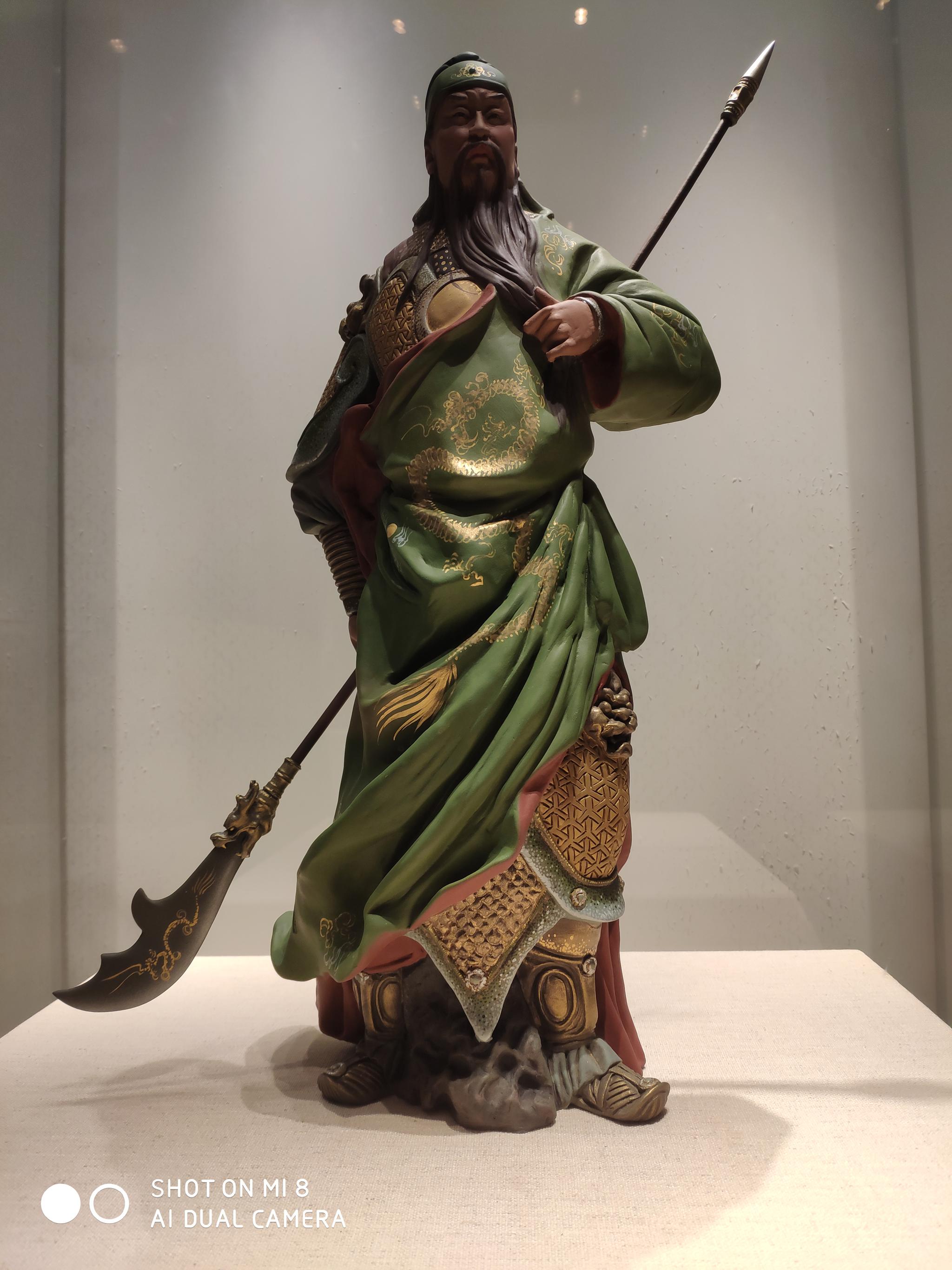 天津美术馆里的泥人张 第一张是关二爷 最后一张是岳飞 中间是谁