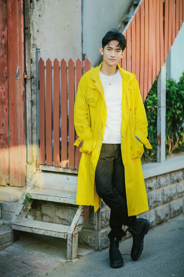 张天阳最新街拍曝光 个性时尚诠释胡同潮流青年