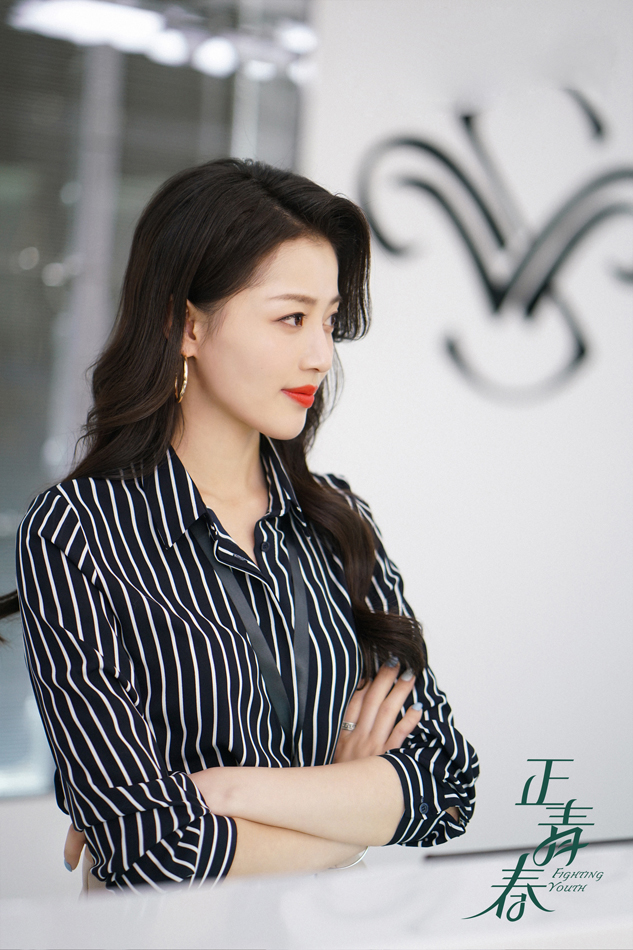 《正青春》发布"不可小觑"版海报  重磅还原女性职场生存实录