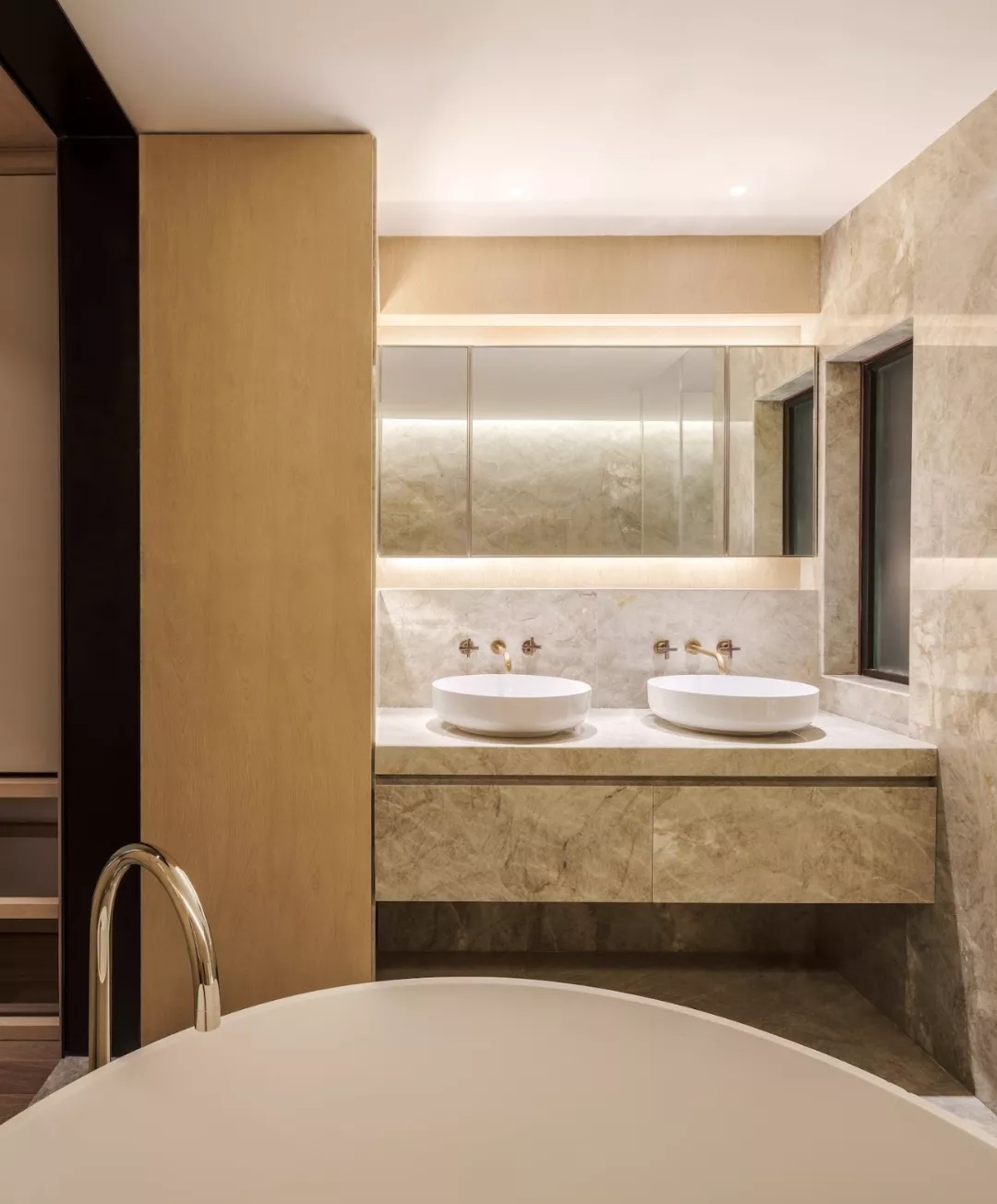 装修公司案例｜简约轻奢的联排公寓设计，隐藏式灯带让空间更高级