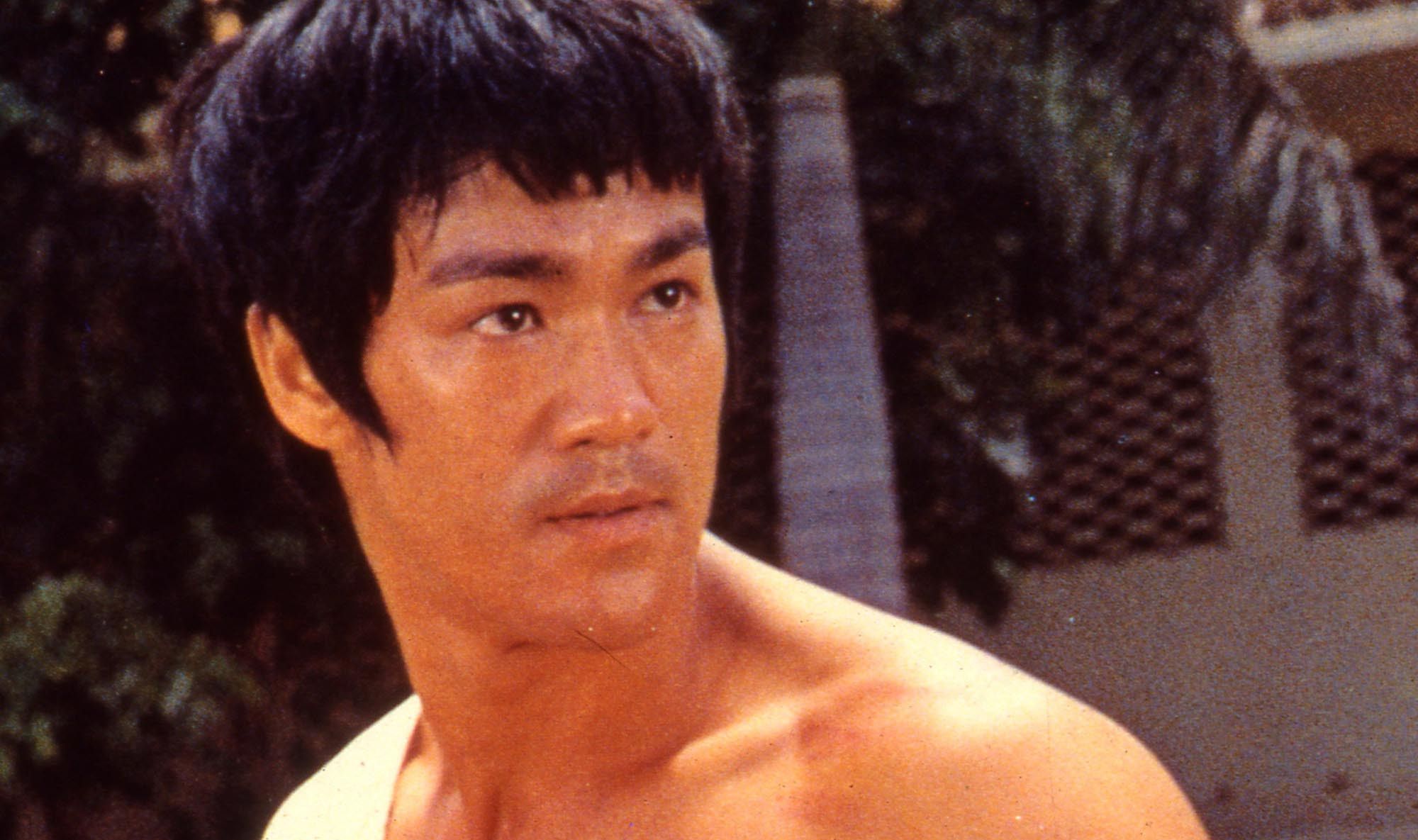 1973年7月20日,李小龙在香港逝世,享年33岁.