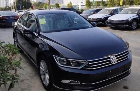 12万提"丐版"迈腾,车主:如此内饰让我觉得很没面子