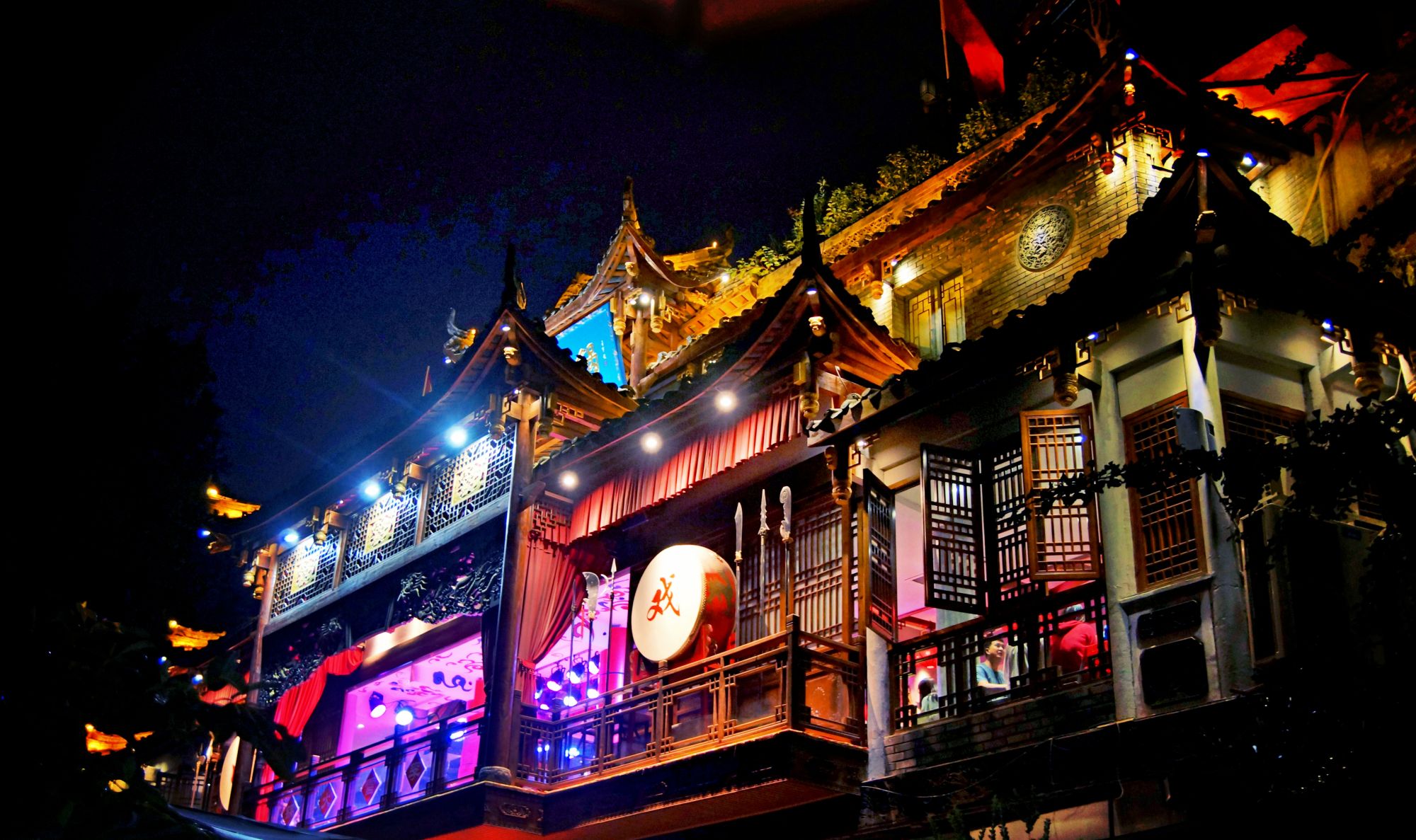 锦里古街夜景灯火通明流光溢彩景色不输白天