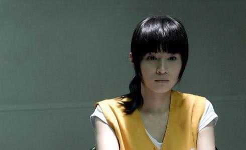 犯罪的女犯人带着8公斤的脚镣,能更换贴身衣物吗?大开眼界