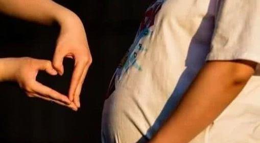 胎儿是很脆弱的,特别是前三个月,孕妈自己有意识的摸肚子是可以的