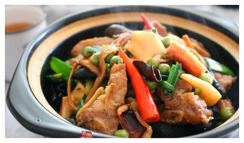 过年做道杂锦煲食材丰富一锅烩有菜有肉有海鲜一锅顶半桌