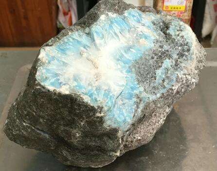 先看大部分海纹石的原石图片,相对普通.