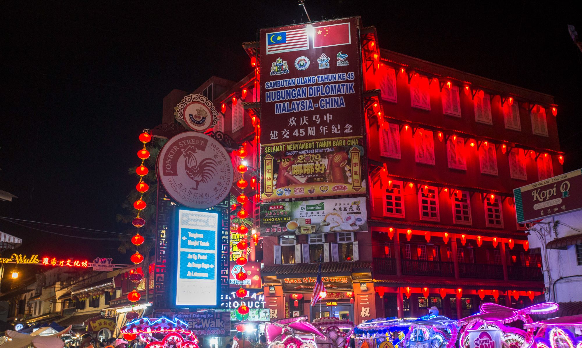 马六甲的唐人街也叫鸡场街,就坐落在马六甲河的北岸.