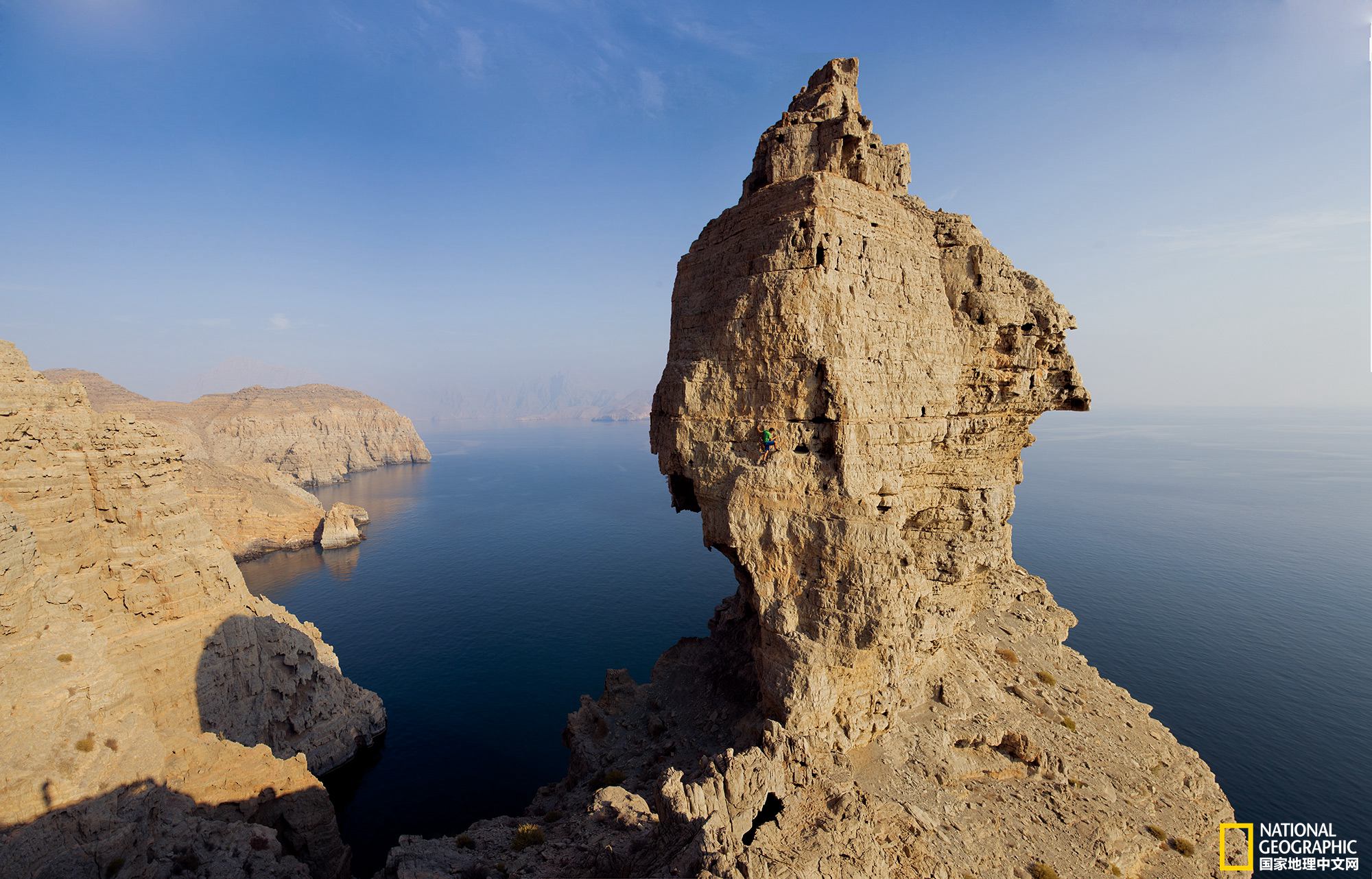 世界顶级攀岩高手在尖如利刃的岩壁上一展身手