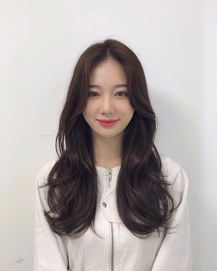 刘海修饰脸型又不会显得很刻意,很有淑女气质的韩式烫发发型,披肩卷发