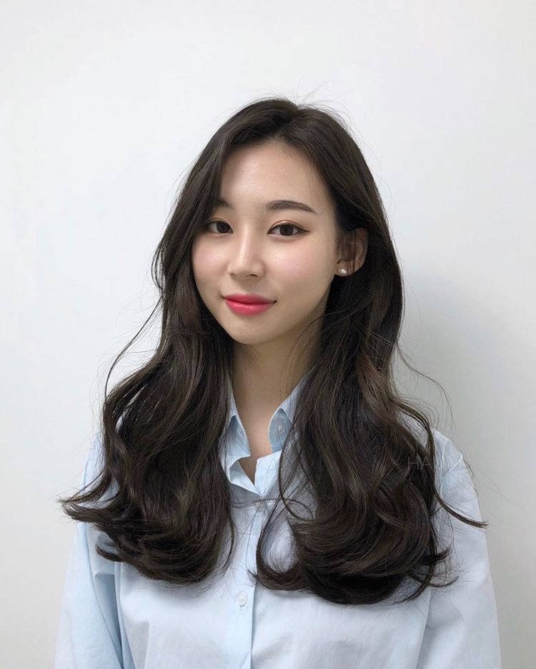 气质感十足的"淑女烫"中长发烫发最流行,让你变成轻熟龄的美眉