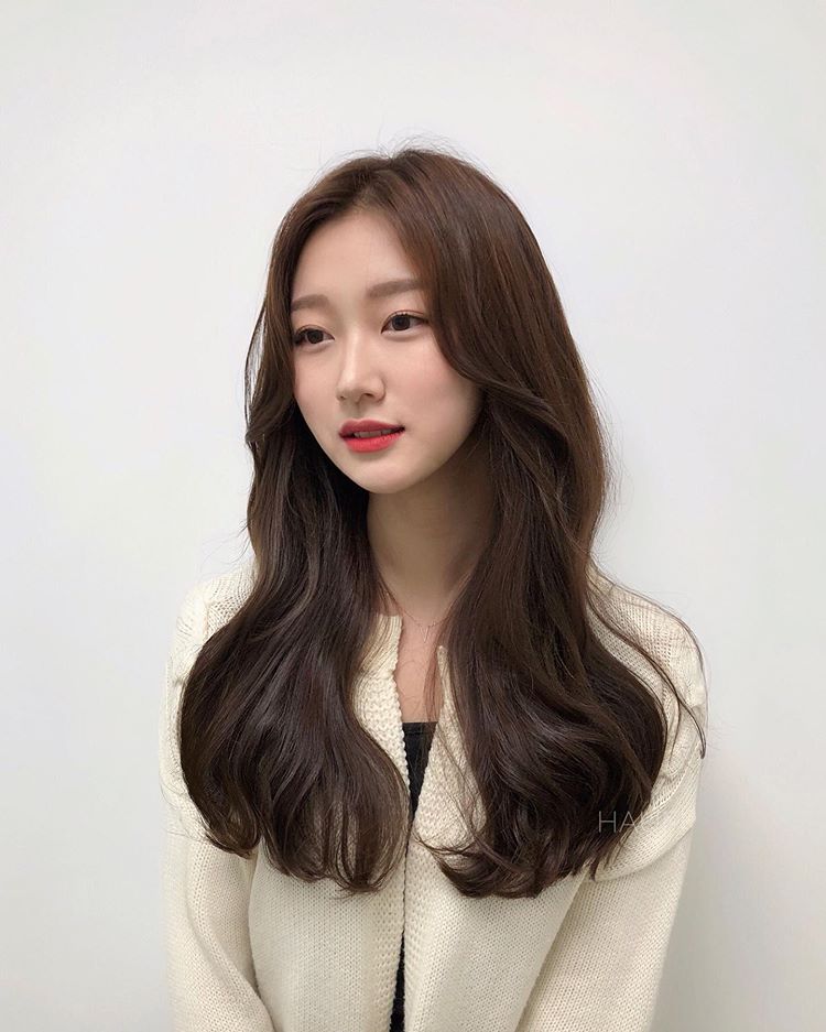 气质感十足的"淑女烫"中长发烫发最流行,让你变成轻熟龄的美眉