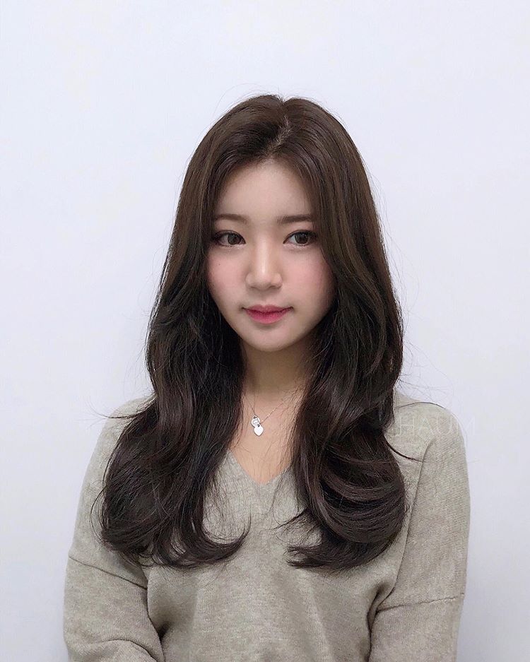 气质感十足的"淑女烫"中长发烫发最流行,让你变成轻熟龄的美眉