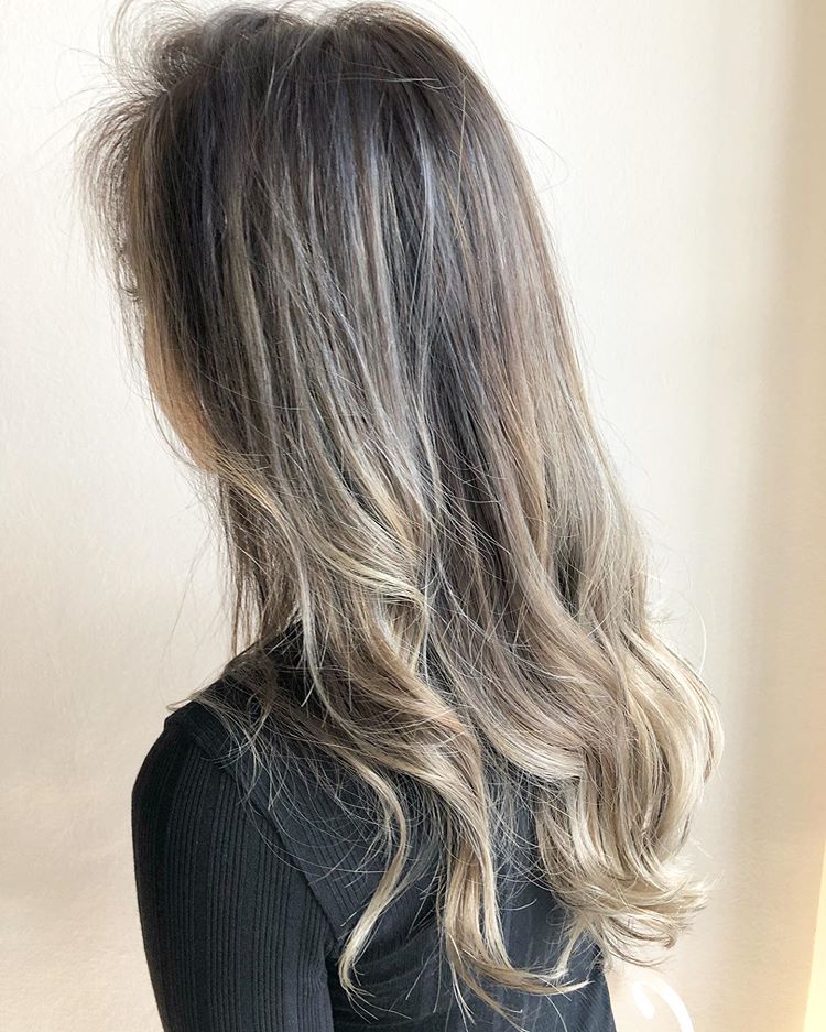 今年秋天流行烫发尾的发型,让女生气质提升,非常的洋气好看