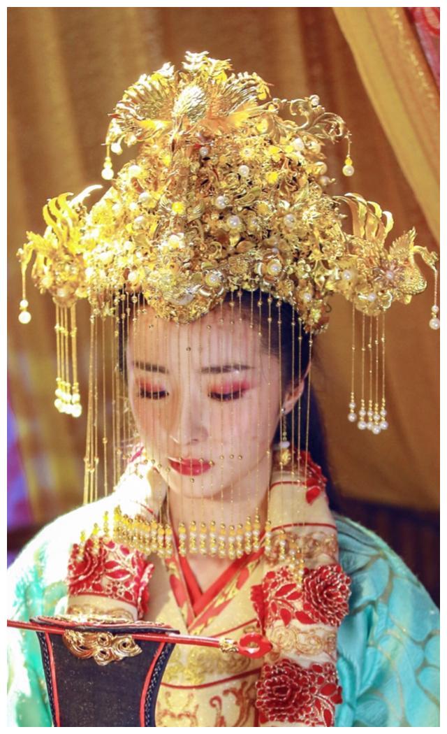 大婚时头戴凤冠珠帘的古装美女,?你觉得谁珠帘下的脸最美最惊艳