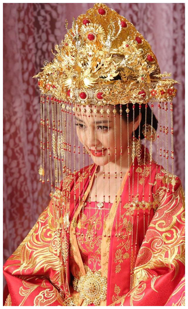 大婚时头戴凤冠珠帘的古装美女,?你觉得谁珠帘下的脸最美最惊艳