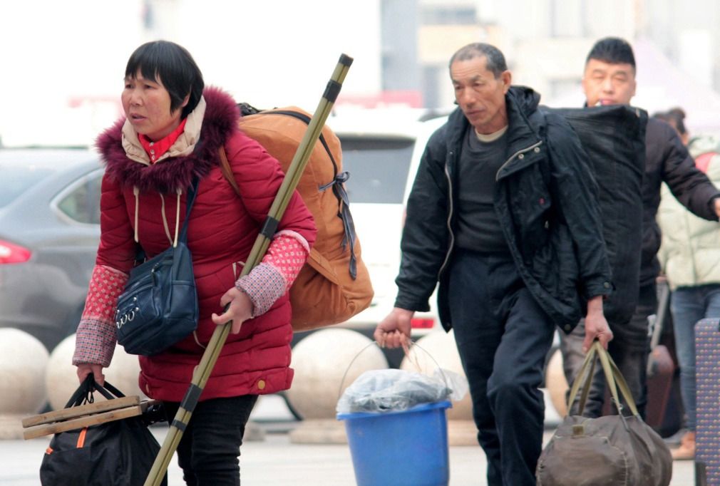 有钱没钱回家过年一组照片看各地返乡众生相看2019年春运人潮