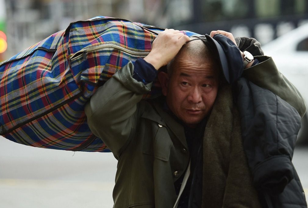 有钱没钱回家过年一组照片看各地返乡众生相看2019年春运人潮