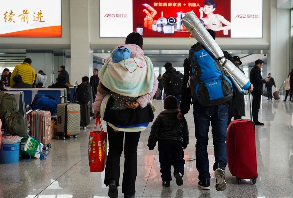 有钱没钱回家过年一组照片看各地返乡众生相看2019年春运人潮