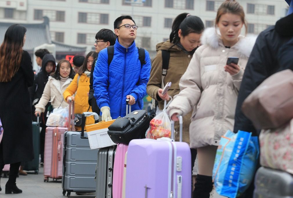 有钱没钱回家过年一组照片看各地返乡众生相看2019年春运人潮