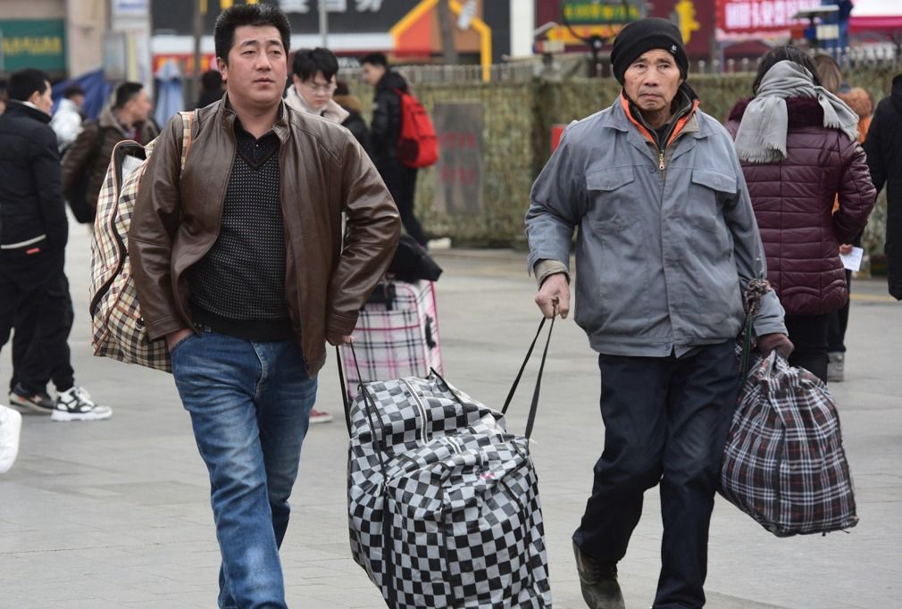 有钱没钱回家过年一组照片看各地返乡众生相看2019年春运人潮