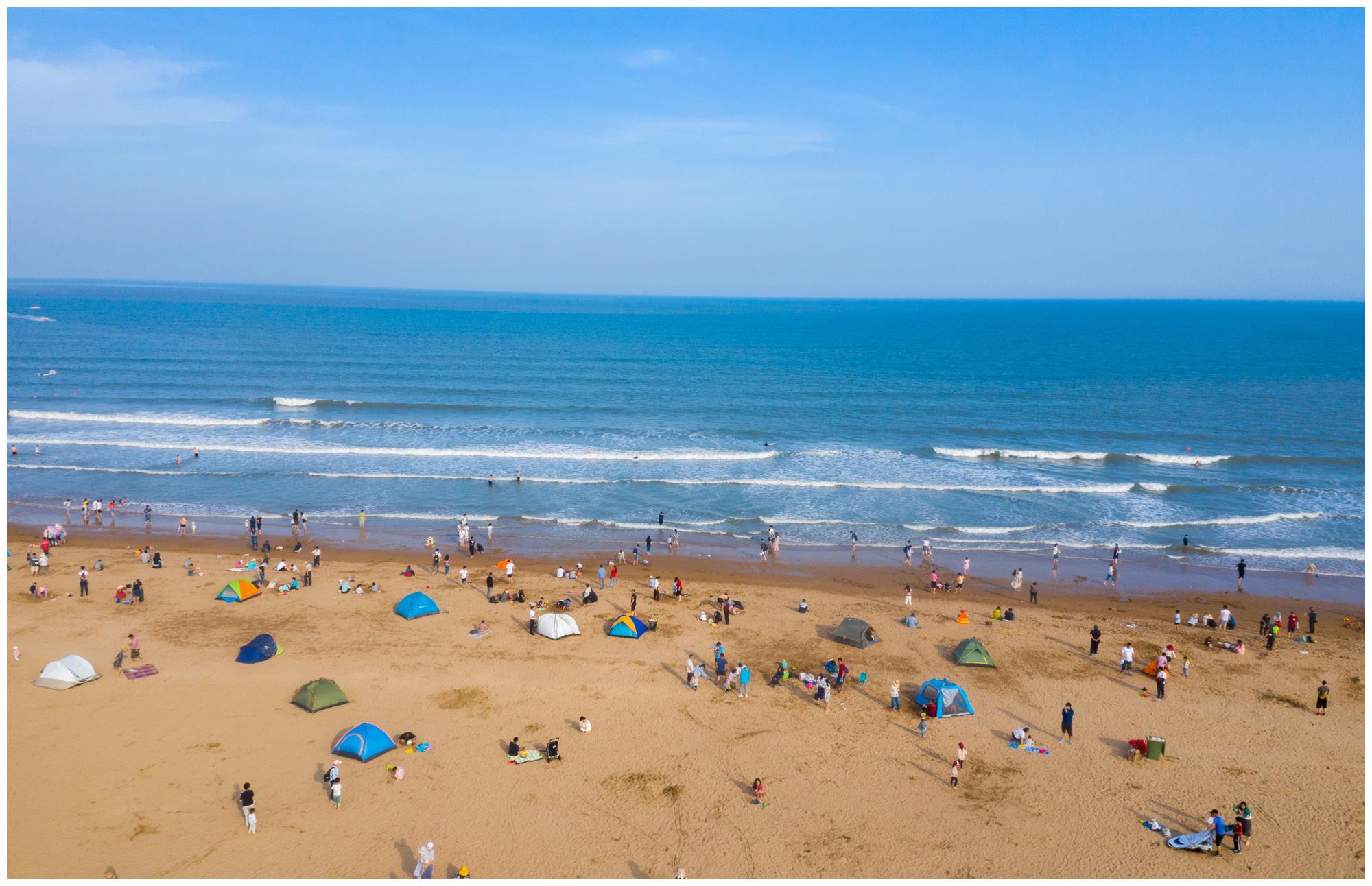 青岛石老人海水浴场,蓝天白云,大海沙滩,休闲度假的好去处