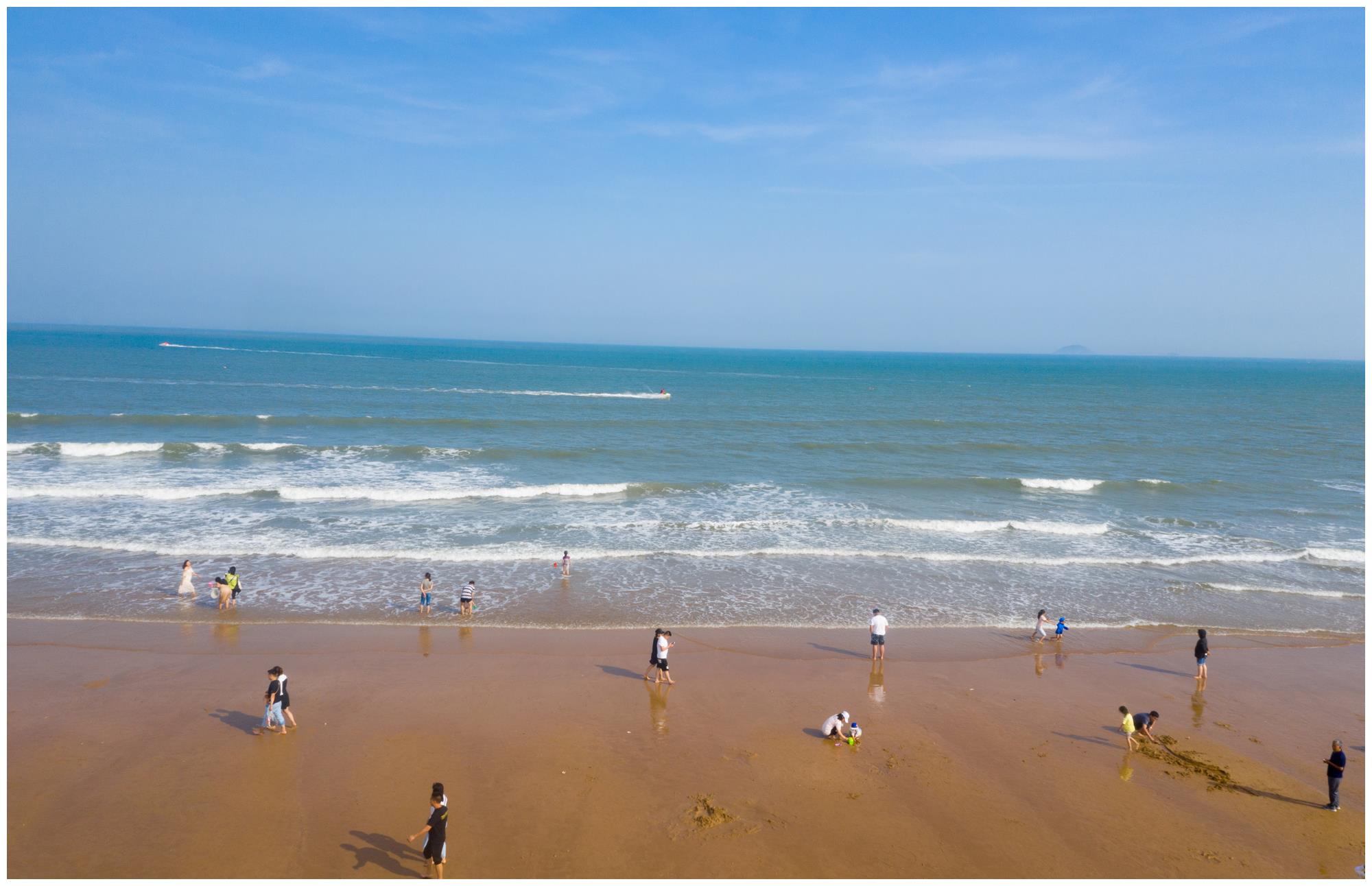 青岛石老人海水浴场,蓝天白云,大海沙滩,休闲度假的好去处