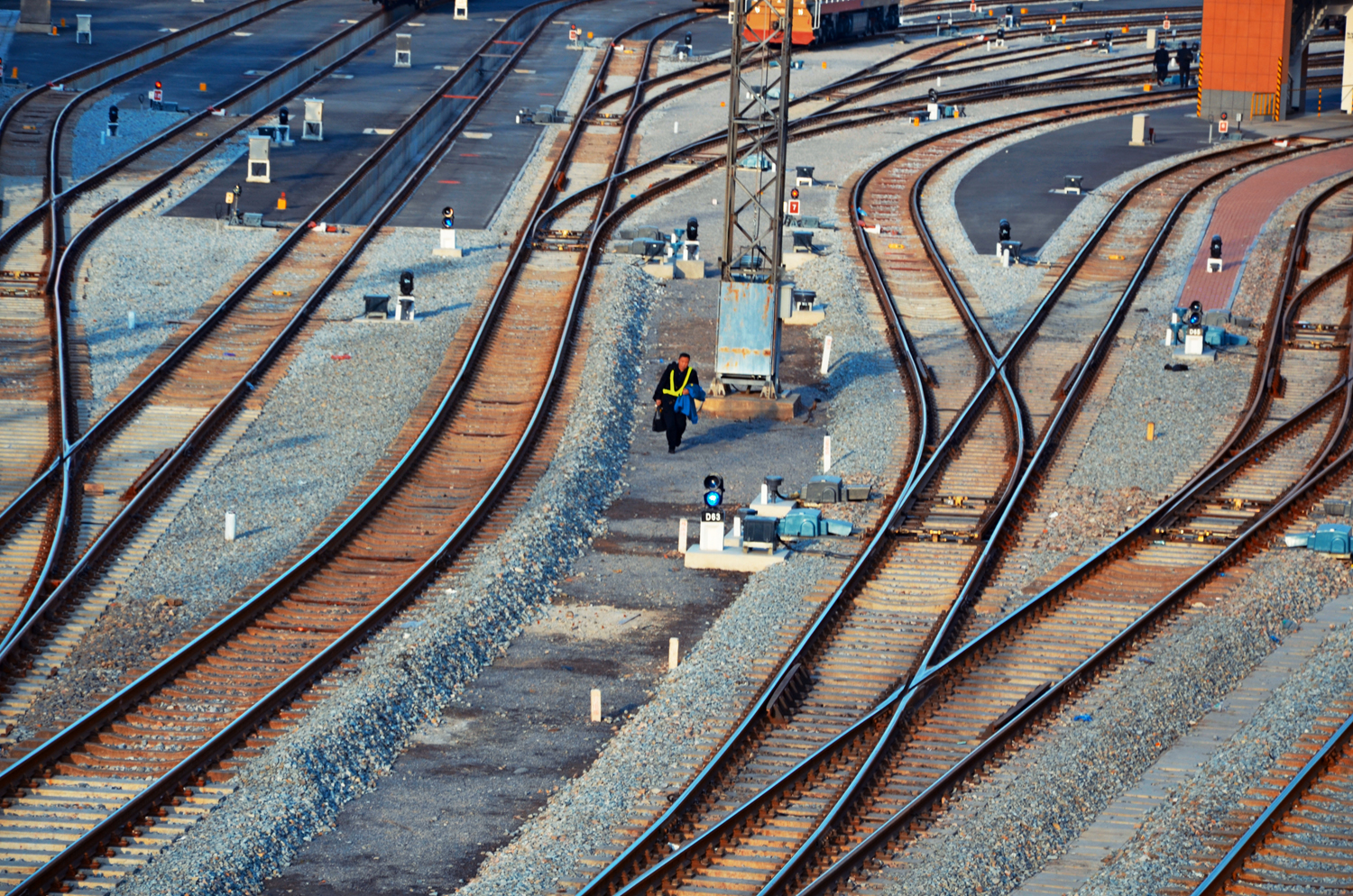 铁轨类型差异详解：咸阳站周边街巷的生动写照