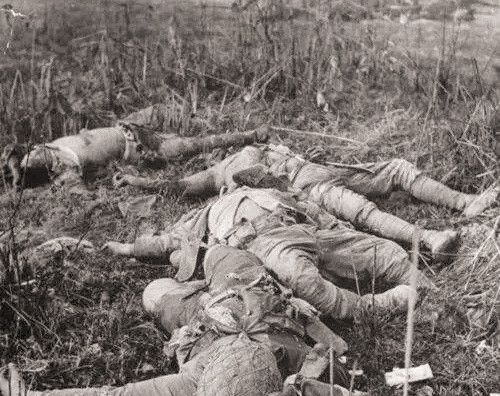 中国远征军作战老照片战死的日军横七竖八躺地上火烧日军士兵