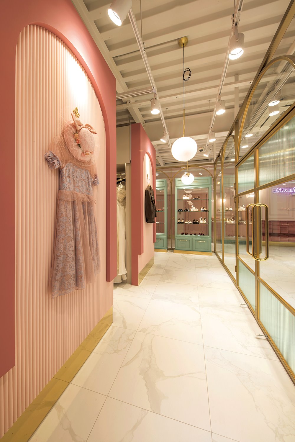 在空间如此美丽的影楼里,拍摄一张照片,在以后的日子里再看到,相信