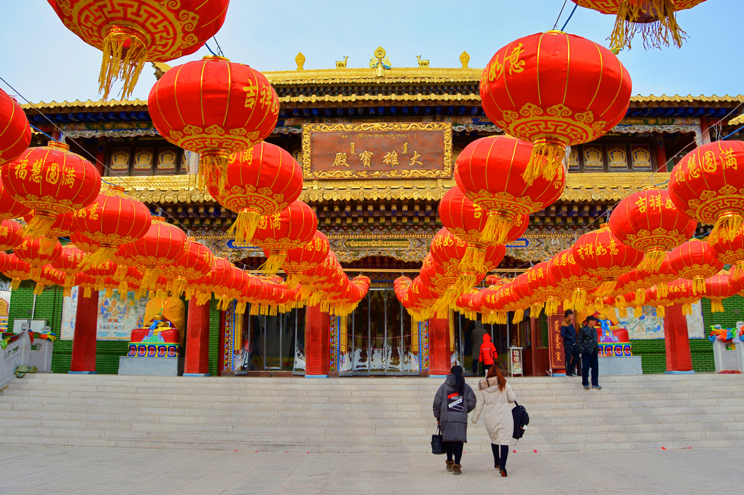 通辽市吉祥密乘大乐林寺大雄宝殿前挂满红灯笼,原创摄影