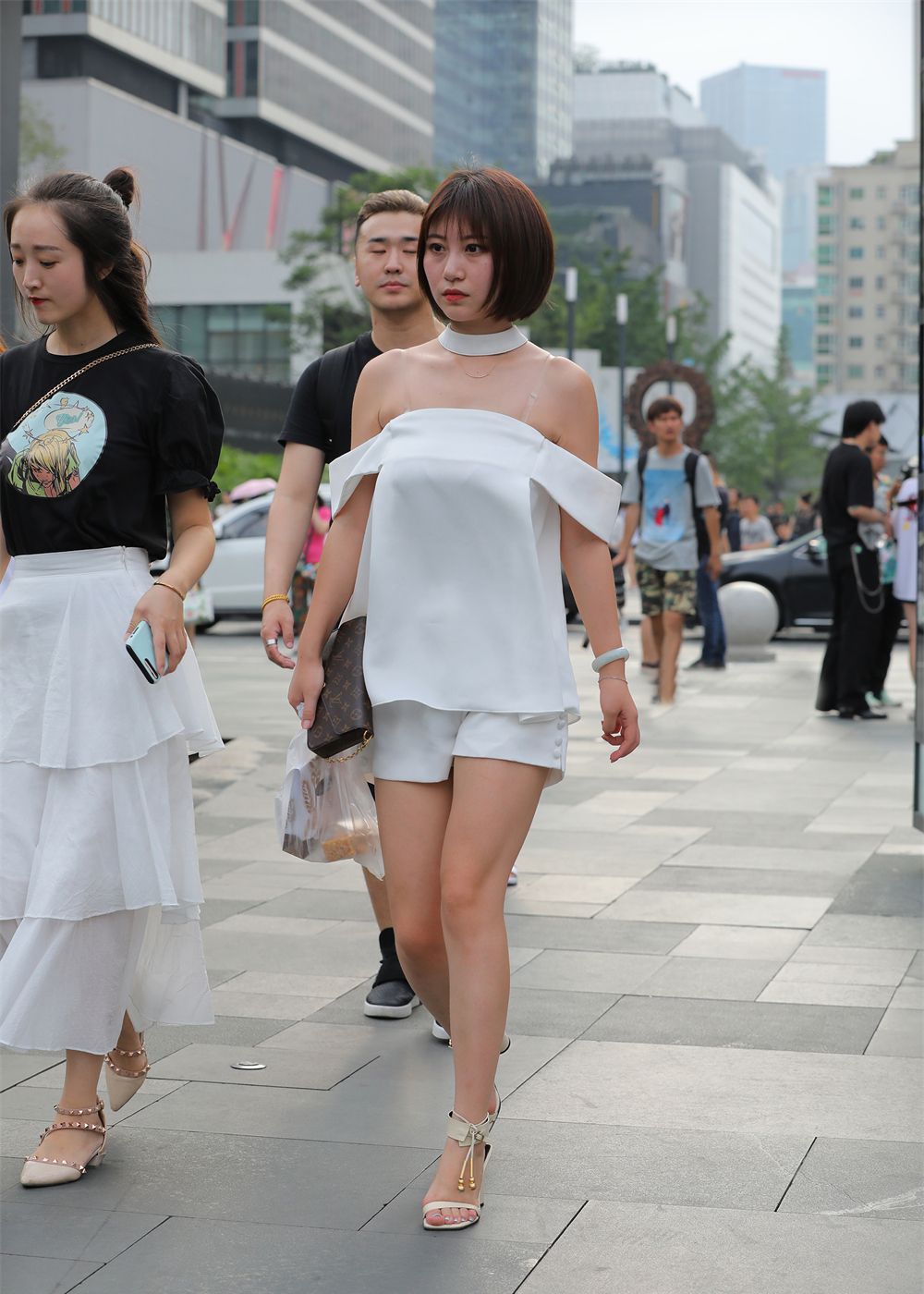 街拍:丰腴少妇身姿妩媚吸睛,一颦一动都彰显成熟女人魅力!