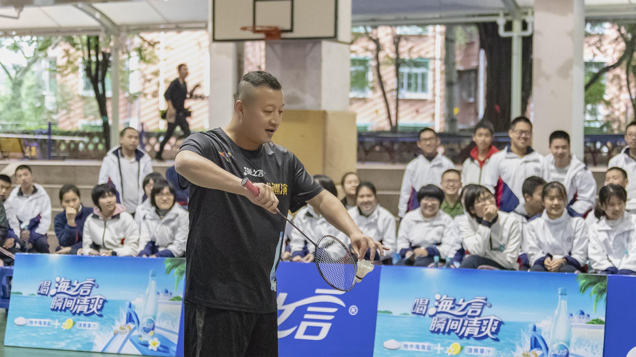 前羽毛球男双冠军张蔚先生与中学生的混双比赛精彩瞬间