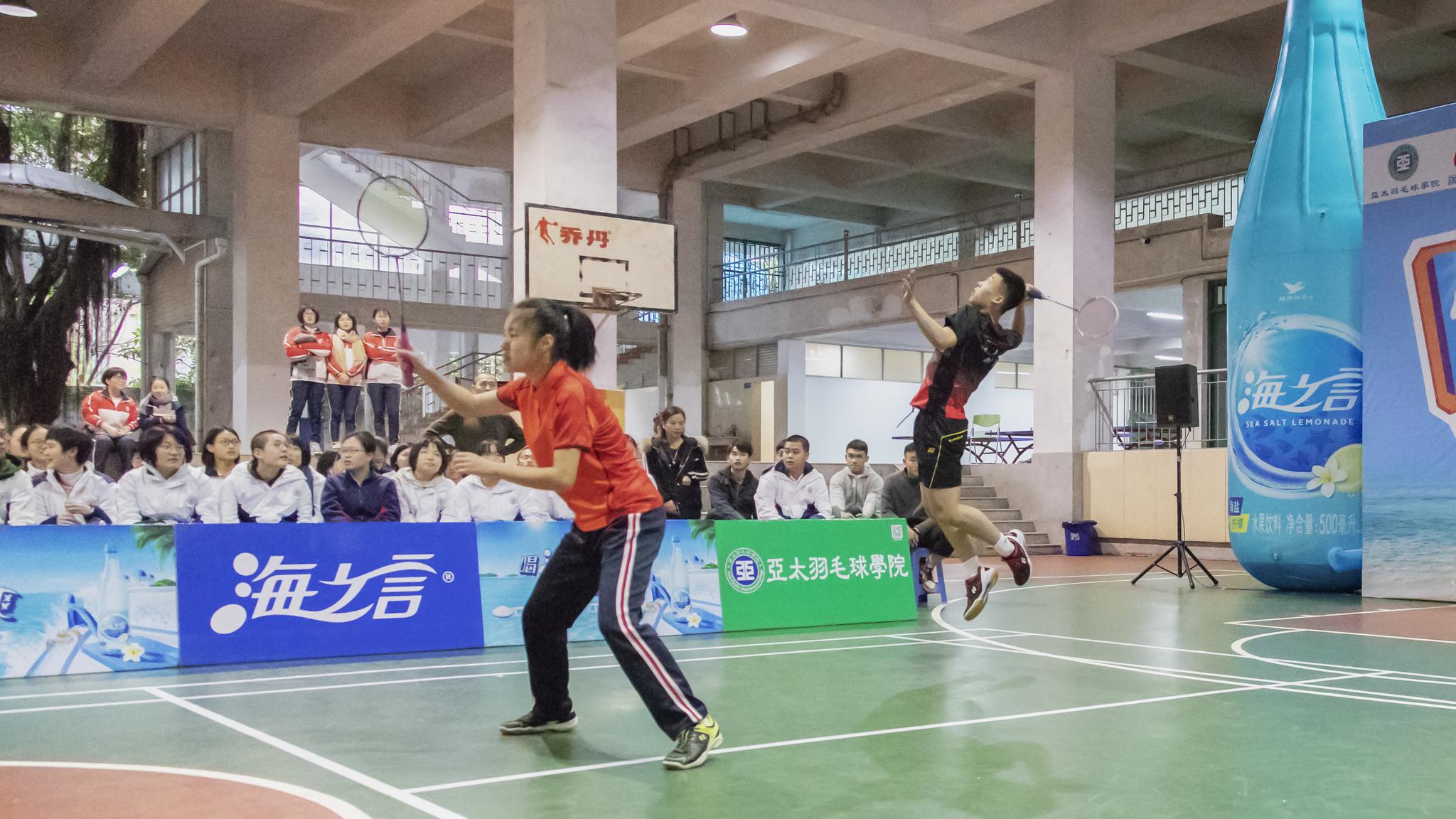 前羽毛球男双冠军张蔚先生与中学生的混双比赛精彩瞬间