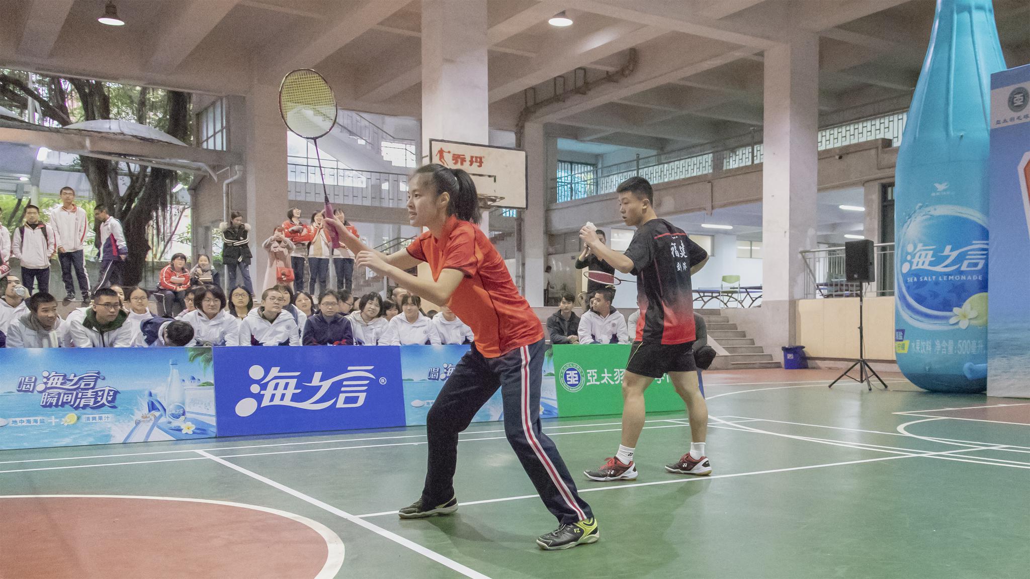 前羽毛球男双冠军张蔚先生与中学生的混双比赛精彩瞬间