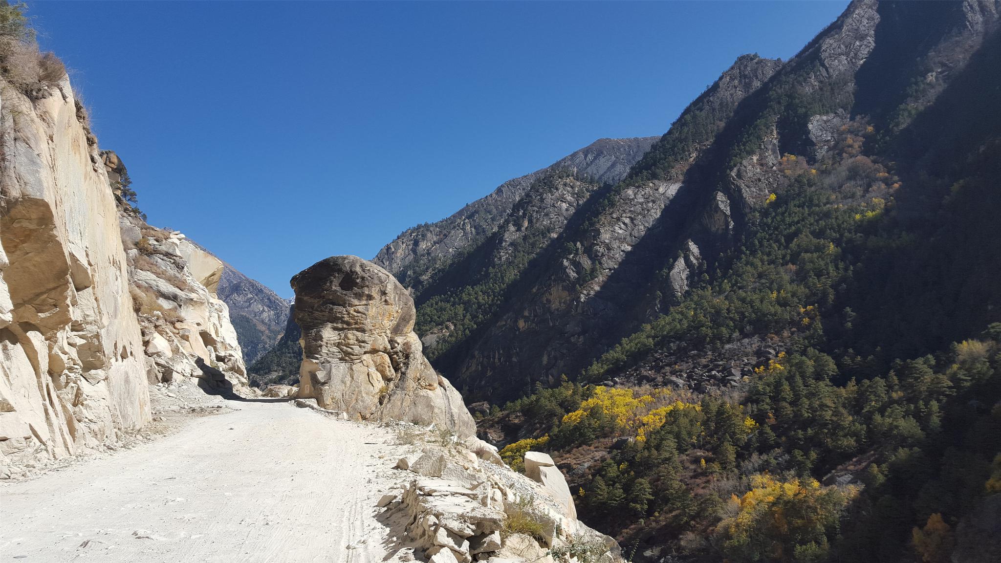 四,骑行西藏山南,雅鲁藏布江峡谷风光,峡谷越来越深