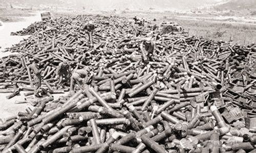 上甘岭战役老照片战死的美军横七竖八躺在地上炮弹壳堆积成山