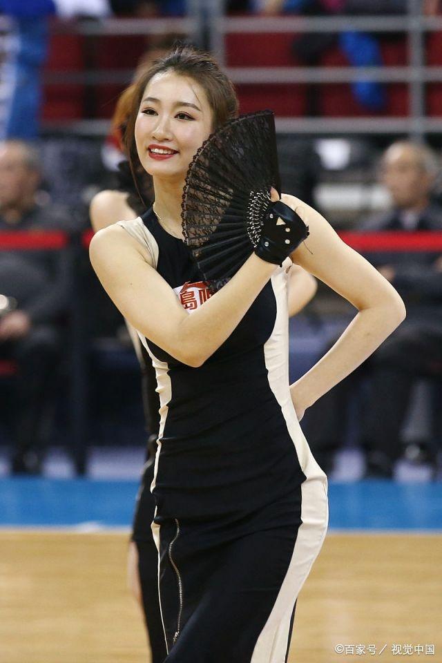 cba啦啦队表演妩媚柔情,衣服黑白搭配显身段,颜值也不错