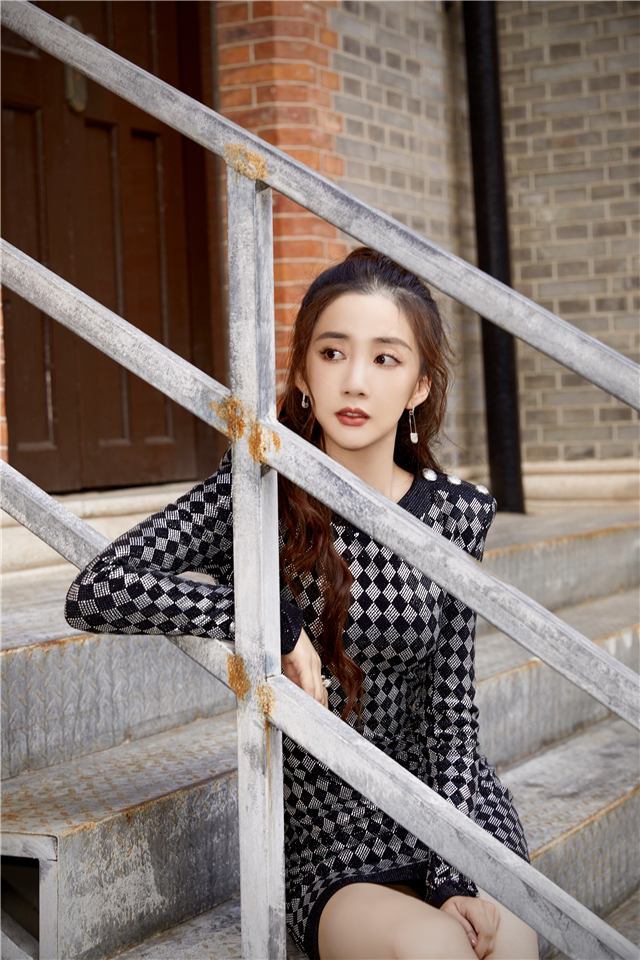 陈欣予最新外滩街拍曝光气质优雅笑容甜美