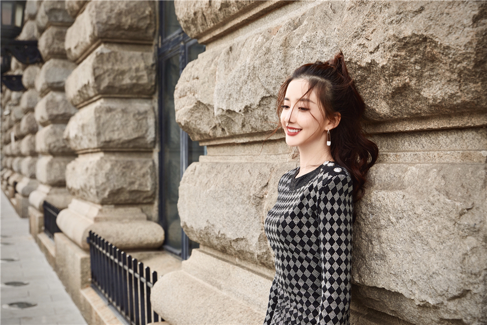 陈欣予最新外滩街拍曝光气质优雅笑容甜美