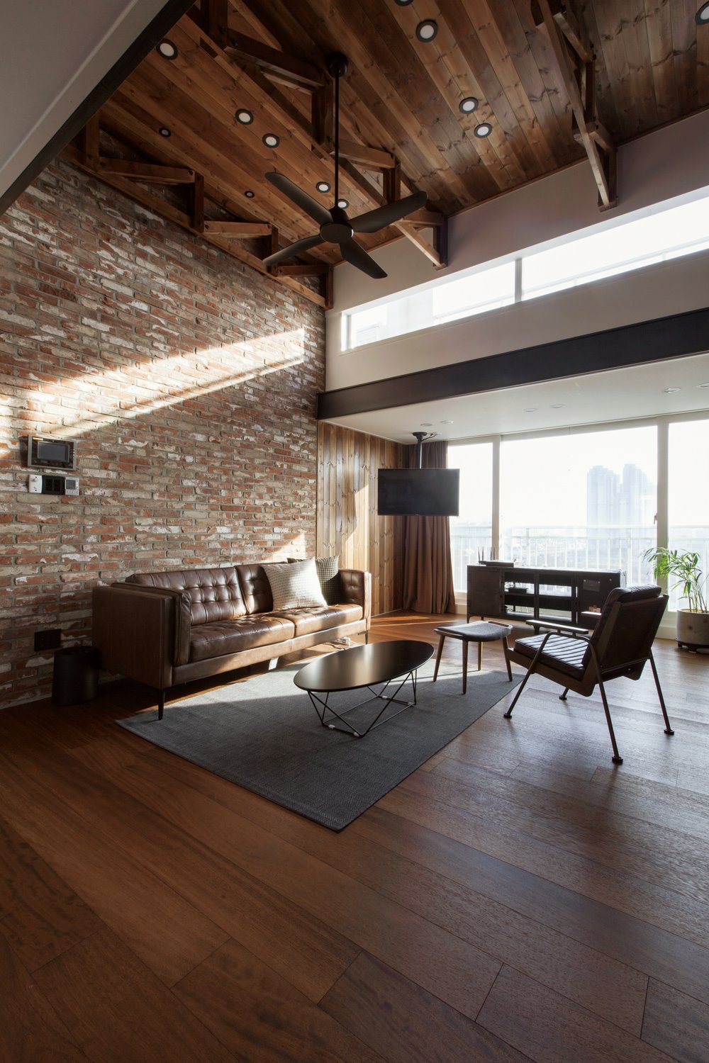 装修公司案例|工业风格公寓装修,干练,还有十足的高档感!