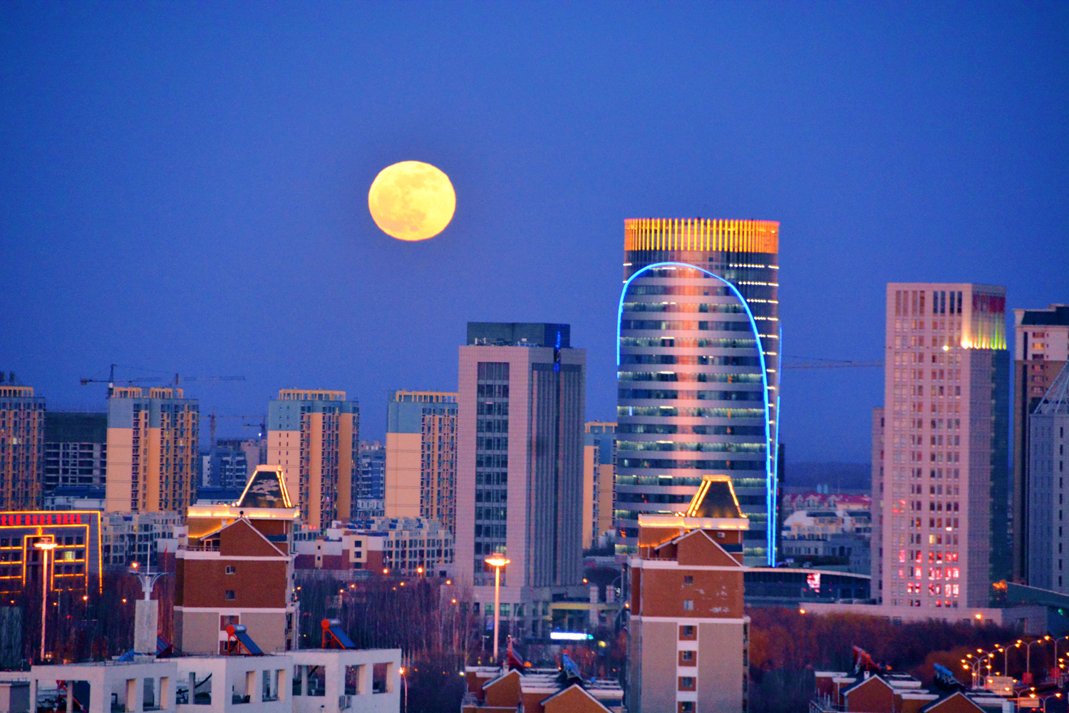 新浪看点# 又大又圆的月亮照在通辽市新城. 来自爱玥儿- - 微博