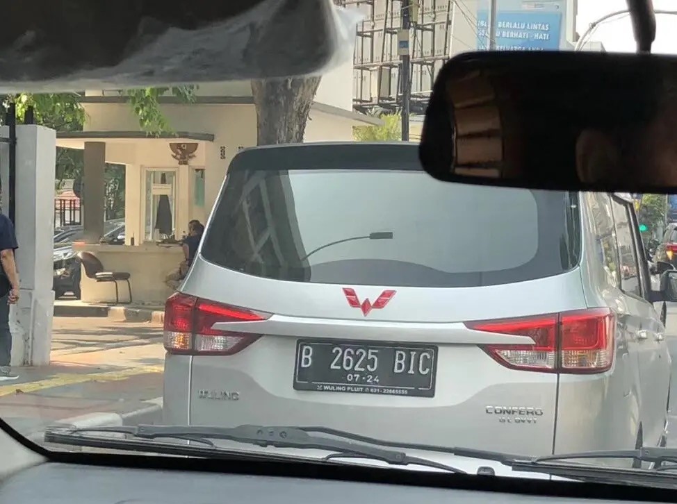 印尼版宝骏530实拍五菱车标在那很火销量不比本田crv差